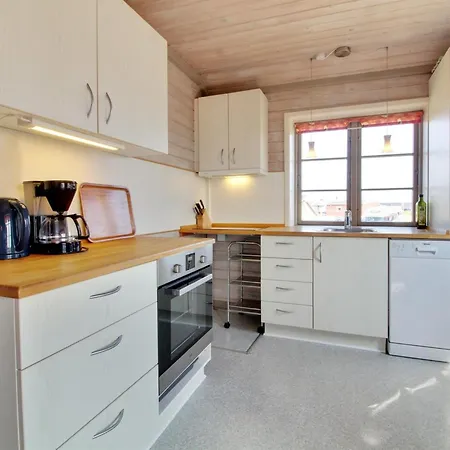 Gertraud - 500m From The Sea By Interhome Lakolk